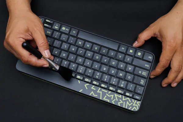 Clean the keyboard, keyboard cleaning equipment.How to clean the keyboard.