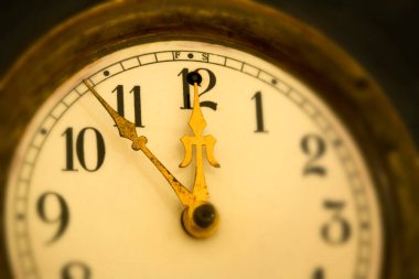 Antika bir saat on birinci saati gösterir..