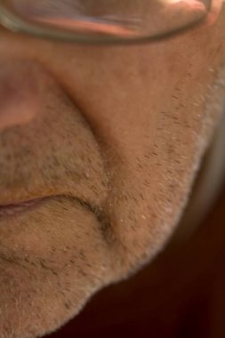 Bilge üzgün adam..