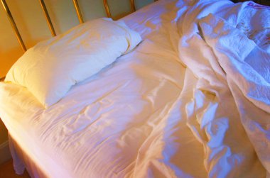 Yapayalnız bir yatak .