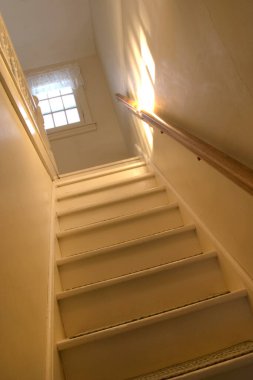 Merdivenler eski bir eve çıkıyor..