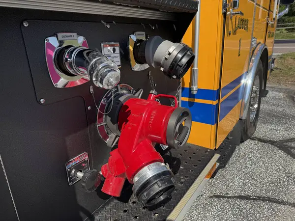 Ev gösteriminde sanatsal boş sandalyeler.