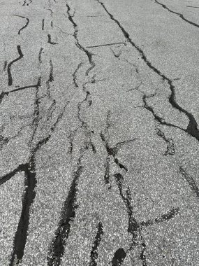 Eski asfalt otoparkında yama çalışması.