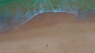 Üst hava dalgaları kıyıya doğru sürüklendi. Sahildeki deniz kumu manzarası ve gün batımında dalga. Sahildeki deniz alanı. Karon Sahili, Phuket Tayland 'da dalgalar çarpıyor.. 