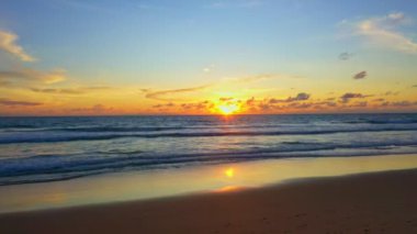 Karon Sahili Phuket 'te, okyanusun üstünde, gün batımında hava manzaralı güzel bir gökyüzü. Soyut doğa arka planı. Tatlı renkli ışık ışınları ve diğer atmosferik efektlerle günbatımı. Hava fotoğrafçılığı 4k çözünürlük.