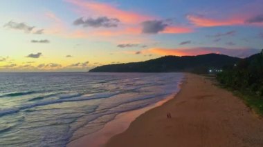 Karon Sahili Phuket 'te, okyanusun üstünde, gün batımında hava manzaralı güzel bir gökyüzü. Soyut doğa arka planı. Tatlı renkli ışık ışınları ve diğer atmosferik efektlerle günbatımı. Hava fotoğrafçılığı 4k çözünürlük.