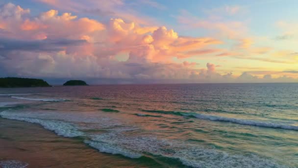 Vista Aérea Cielo Dulce Puesta Del Sol Sobre Océano Playa — Vídeo de stock