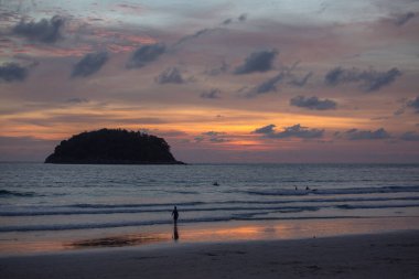Gün batımında gökyüzü güzel okyanusun üstünde Kata sahilinde Phuket.