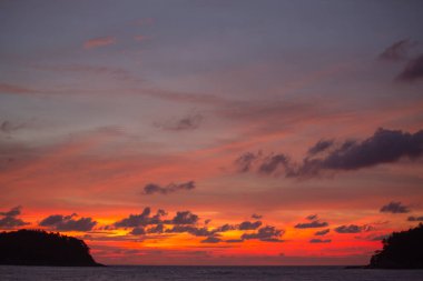 Gün batımında gökyüzü güzel okyanusun üstünde Kata sahilinde Phuket.