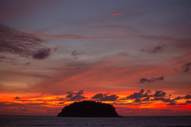 Gün batımında gökyüzü güzel okyanusun üstünde Kata sahilinde Phuket.