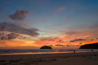Gün batımında gökyüzü güzel okyanusun üstünde Kata sahilinde Phuket.