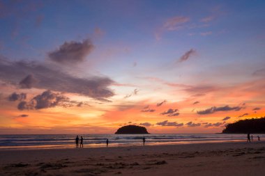 Gün batımında gökyüzü güzel okyanusun üstünde Kata sahilinde Phuket.