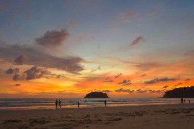 Gün batımında gökyüzü güzel okyanusun üstünde Kata sahilinde Phuket.