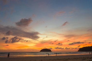 Gün batımında gökyüzü güzel okyanusun üstünde Kata sahilinde Phuket.