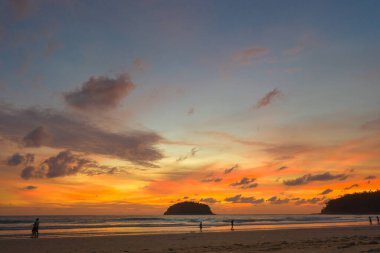 Gün batımında gökyüzü güzel okyanusun üstünde Kata sahilinde Phuket.