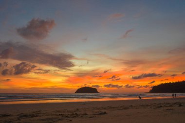Gün batımında gökyüzü güzel okyanusun üstünde Kata sahilinde Phuket.
