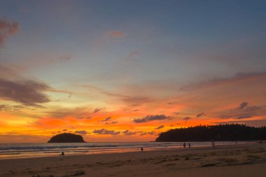 Gün batımında gökyüzü güzel okyanusun üstünde Kata sahilinde Phuket.