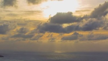 Patong Beach, Phuket 'te hava manzaralı günbatımı dünyanın en iyi turizm merkezlerinden biriydi. Bulutlar Patong plajı üzerinde hareket ediyor. Phuket Tayland ve 4K çözünürlük görüntüleri..