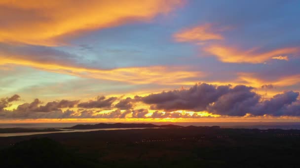 Luchtfoto Gouden Gele Zon Onderging Horizon Felgekleurde Hemel Bij Zonsondergang — Stockvideo