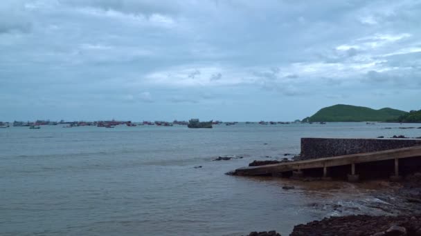 Barche Pesca Chiatte Ormeggiate Nella Baia Samaesan — Video Stock