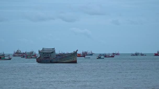 一艘大型渔船搁浅在泰国沙马圣海滩昌武里 — 图库视频影像