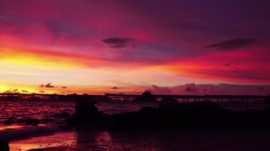 Gün batımında güzel gökyüzü. Güneş piercing 'de batıyor. Rengi değişken. Gökyüzü dokusu, soyut doğa arka plan. Tatlı sarı ışık ışınları ve diğer atmosferik efektlerle gün batımı..