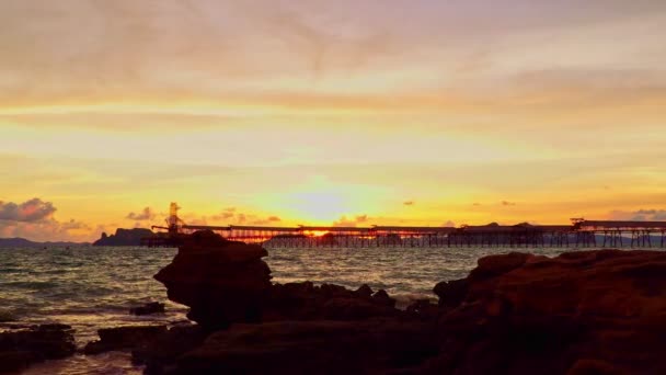 Belo Céu Pôr Sol Sol Que Vai Para Baixo Mar — Vídeo de Stock