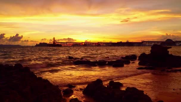 Schöner Himmel Bei Sonnenuntergang Die Sonne Die Pier Gradient Farbe — Stockvideo