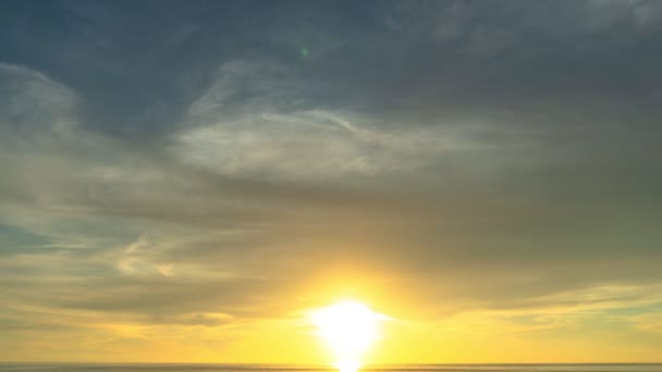 海の雲の上の時間経過風景日没は カロンビーチプーケットタイの日没でカラフルな雲の間に海をカバーしています ビデオ4K 空を背景にカラフルな赤い光のシーン — ストック動画