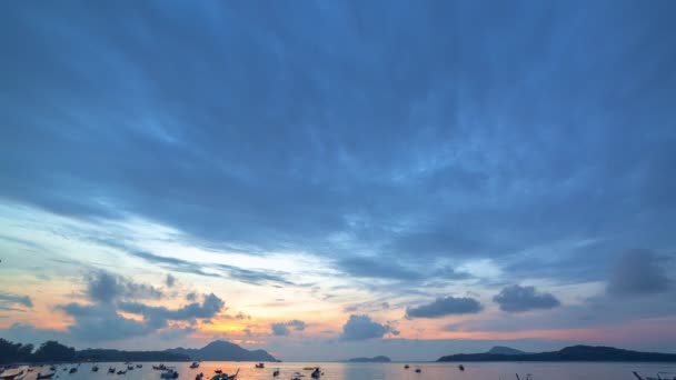 在泰国卡隆海滩的落日中 在五彩斑斓的云彩中 落日落日覆盖了海洋 视频4K 天空背景中五彩斑斓的红光 — 图库视频影像