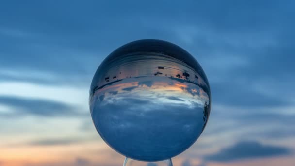 クリスタルボールの中のタイムラプス日の出海の自然の景色は型破りで美しいです ユニークで創造的な旅行のアイデアのためのビデオ 4Kクリップ — ストック動画