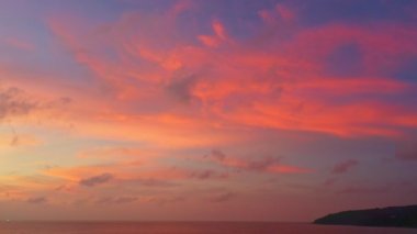 Gün batımında gökyüzünde pembe bulut. 4K deniz videosunun üstünde. Doğa videosu çok kaliteli. Renkli romantik gökyüzü manzarası. Gökyüzünün turuncu arkaplanlı günbatımı. Hava manzaralı günbatımı..