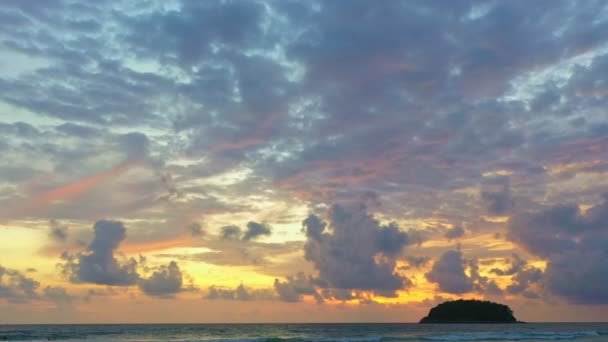 Хмари Повільно Рухаються Небі Під Час Заходу Сонця Пляжі Ката — стокове відео