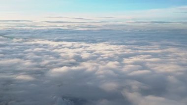 Bir uçağın penceresinden bak. Katmanlar halinde yüzen beyaz bulutlar inanılmaz güzel görünüyor. Bulutların güzelliği..