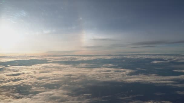 飛行機の窓からの眺め 層に浮かぶ白い雲は驚くほど美しく見えます 雲の美しさ — ストック動画