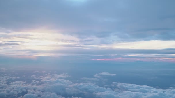 Uitzicht Vanuit Het Raam Van Een Vliegtuig Witte Wolken Zweven — Stockvideo