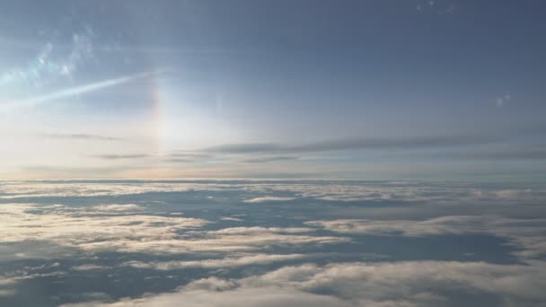 Vista Janela Avião Nuvens Brancas Flutuando Camadas Parecem Incrivelmente Lindas — Vídeo de Stock