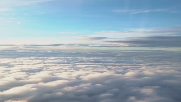 Från Fönstret Ett Flygplan Vita Moln Som Flyter Lager Ser — Stockvideo
