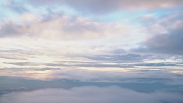 Blick Aus Dem Fenster Eines Flugzeuges Weiße Wolken Die Schichten — Stockvideo