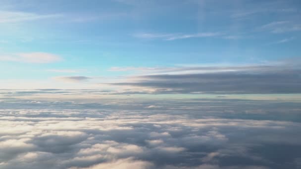 Vista Desde Ventana Aeroplano Las Nubes Blancas Flotando Capas Ven — Vídeos de Stock