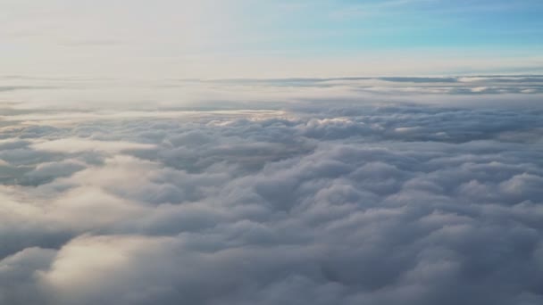 Kilátás Repülőgép Ablakából Rétegekben Lebegő Fehér Felhők Csodálatosan Szépek Felhők — Stock videók