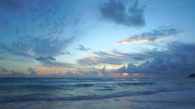 Bulutlar, Karon Beach Phuket.video 4K 'da gün batımında gökyüzünde yavaşça hareket ediyor. Gökyüzünde bulutlu, romantik gökyüzü manzarası...