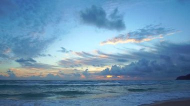 Bulutlar, Karon Beach Phuket.video 4K 'da gün batımında gökyüzünde yavaşça hareket ediyor. Gökyüzünde bulutlu, romantik gökyüzü manzarası...
