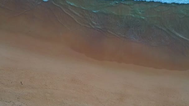 Üst Hava Dalgaları Kıyıya Doğru Sürüklendi Sahildeki Deniz Kumu Manzarası — Stok video