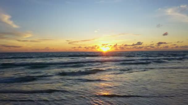 Karon Plajında Güzel Bir Gün Batımı Manzarası Ufukta Güneş Işığı — Stok video