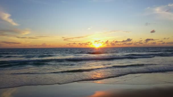 Karon Plajında Güzel Bir Gün Batımı Manzarası Ufukta Güneş Işığı — Stok video