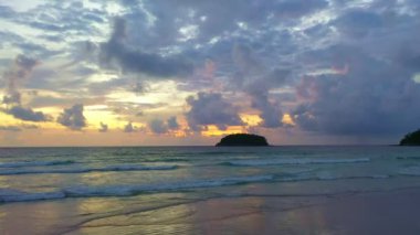 Gün batımında Kata plajı Phuket.video 4K 'da hava bulutları yavaş yavaş gökyüzünde hareket ediyor. Gökyüzünde bulutlu, romantik gökyüzü manzarası..