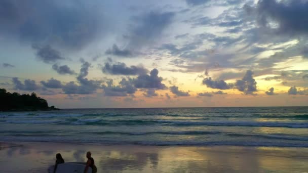 Nubes Vista Aérea Mueven Lentamente Cielo Durante Puesta Sol Playa — Vídeo de stock