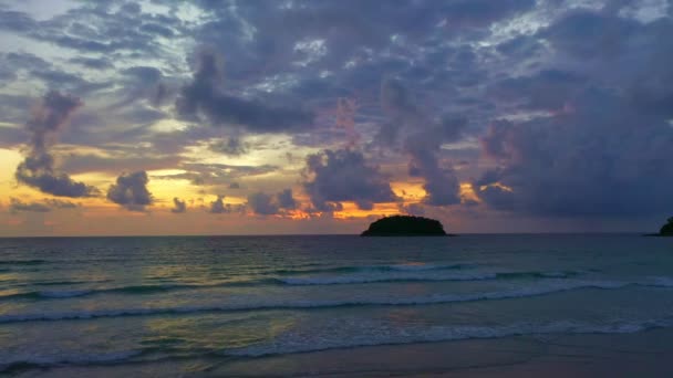 Nubes Vista Aérea Mueven Lentamente Cielo Durante Puesta Sol Playa — Vídeos de Stock