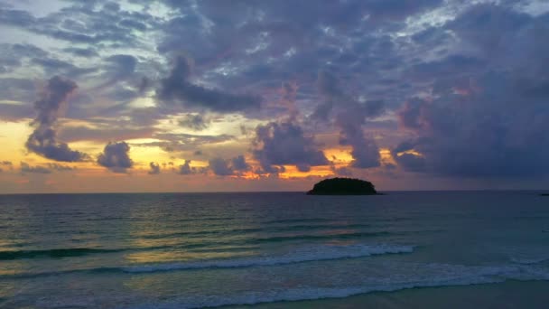 Облака Воздушного Вида Медленно Движутся Небе Время Заката Пляже Ката — стоковое видео